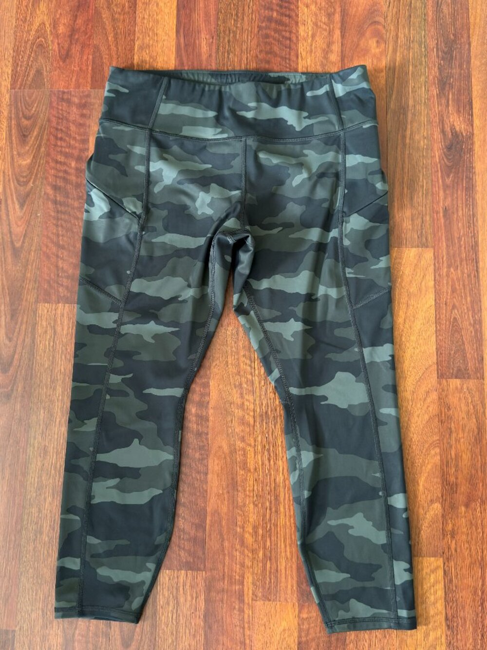 Athleta Camo Contender 7/8 Tight PowerLift Large Petite Green Camouflage Legging